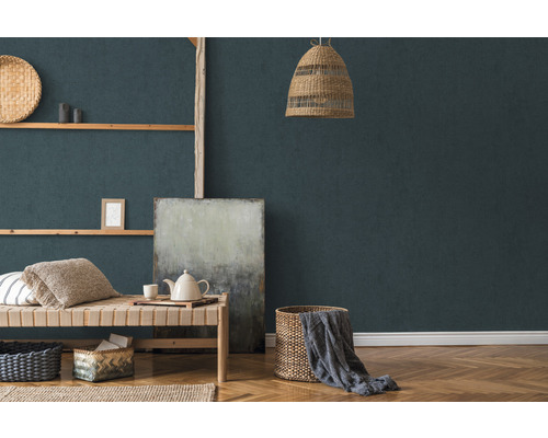 Wohnzimmer mit Rattan-Hängeleuchte, Wandregalen, Tagesbett und Korbwaren