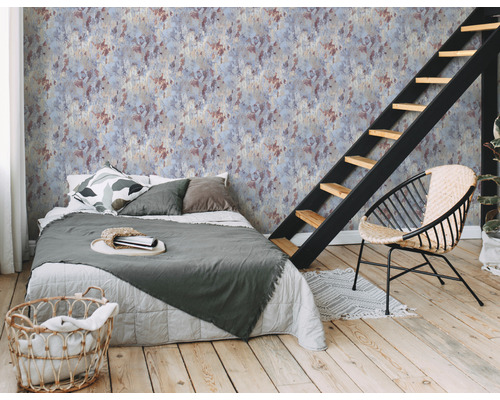 Schlafzimmer mit Bett, Leiter und Tapete mit abstraktem Muster