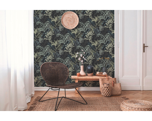 Dekorierter Raum mit Dschungeltapete, Sessel und Accessoires