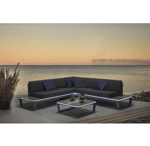 Gartensitzgruppe mit Ecksofa, Couchtisch und Kissen vor einem See