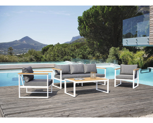 Gartenmöbelset mit Sofa, Sesseln und Tisch auf einer Terrasse neben einem Pool