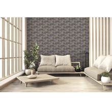Wohnzimmer im japanischen Stil mit Sofas, Holztisch und gemusterter Tapete