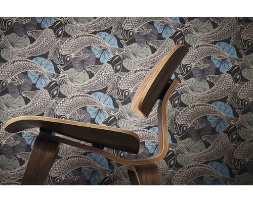 Tapete mit Fischmuster und Holzstuhl