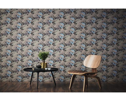 Raumansicht mit gemusterter Tapete, kleinem Tisch und Stuhl