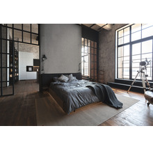 Helles Schlafzimmer im Loftstil mit Bett, großem Fenster und Küchenbereich
