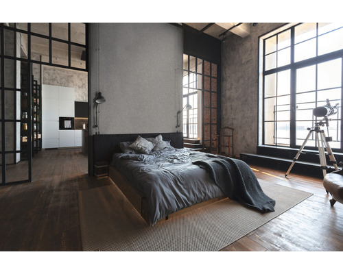 Helles Schlafzimmer im Loftstil mit Bett, großem Fenster und Küchenbereich