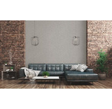 Wohnzimmer mit Backsteinwand, Sofa, Tisch und Dekoration