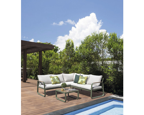 Terrasse mit Eckloungegarnitur, Kaffeetisch und Pool
