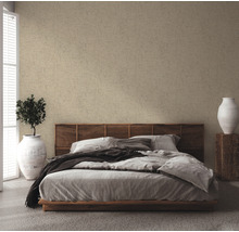Schlafzimmer mit Bett, Holzkopfende und beiger Tapete