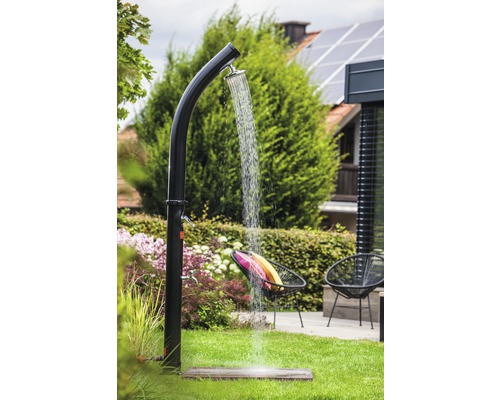 Gartenszene mit Außendusche, Rasen und Gartenmöbeln