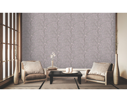 Raumansicht mit Tapete mit Blütenmuster, Sesseln, Tisch und Dekoration