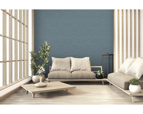 Helles Wohnzimmer mit Holzmöbeln, Pflanzen und strukturierten Hintergrund