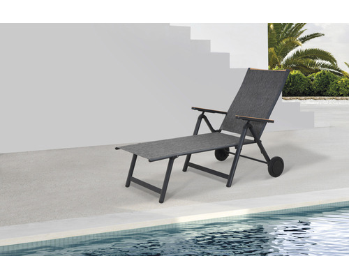 Verstellbare Sonnenliege mit Rädern am Pool