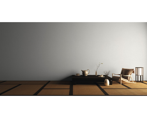 Zen-inspirierter Raum mit Tatami-Matten, niedrigem Tisch, Teeservice, Sessel und Laterne für eine ruhige Atmosphäre.