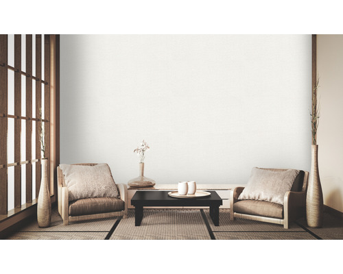 Japanisches Interieur mit Sesseln, Tisch und dekorativen Elementen