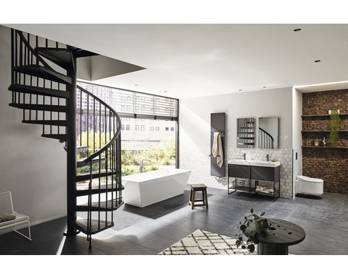 Helles Badezimmer mit Wendeltreppe, Badewanne, Waschtisch und Wandheizkörper