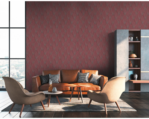 Wohnzimmer mit gemusterter Tapete, Sofa und Sesseln