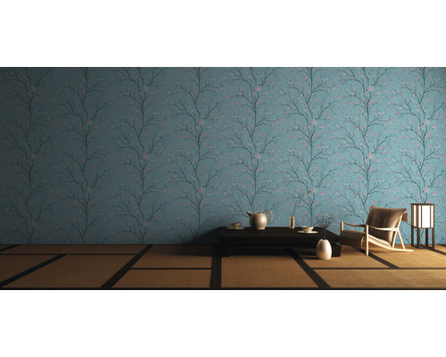 Raumansicht mit floral gemusterter Tapete, niedrigem Tisch und Sitzgelegenheit