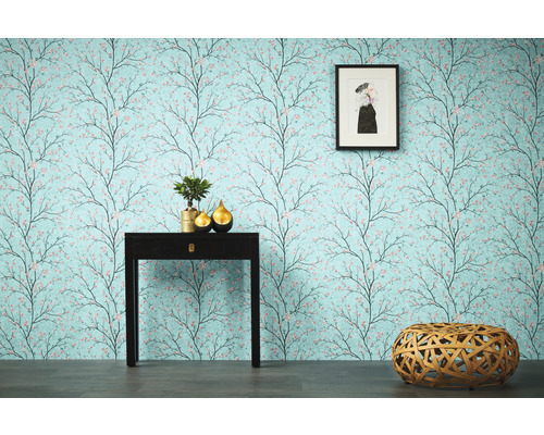 Innenraum mit floraler Mustertapete, Tisch und Dekoration