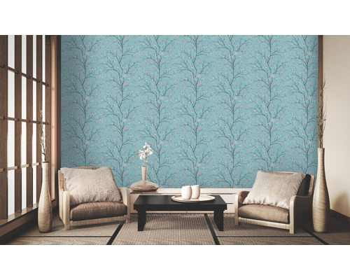 Wohnraum mit Tapete mit Blütenmuster für eine freundliche Atmosphäre.