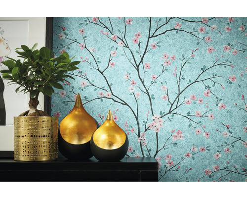 Dekoratives Zimmer mit Blumentapete, Pflanze und goldenen Vasen