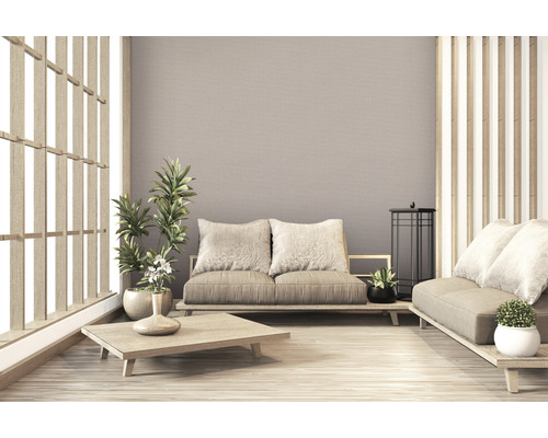 Helles Zimmer im japanischen Stil mit zwei Sofas und Pflanzen