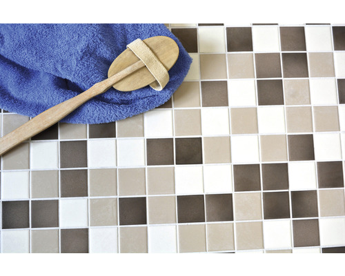 Mosaikfliesen mit Handbürste und Handtuch