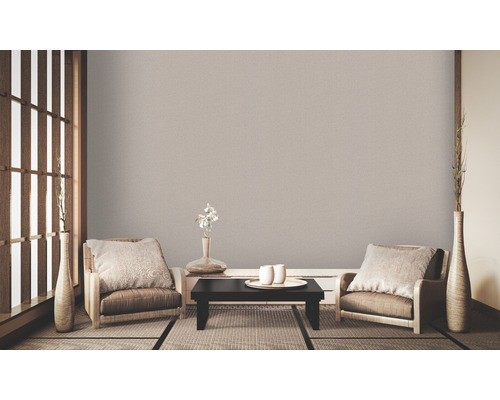 Heller Wohnraum im japanischen Stil mit Sesseln und Dekoration