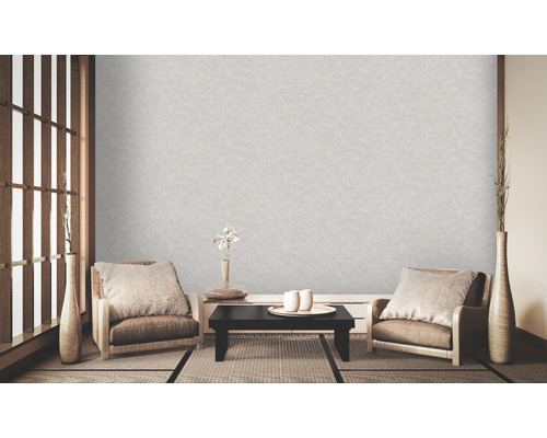 Heller Raum mit Dekoration, zwei Stühlen und einer strukturierten Tapete