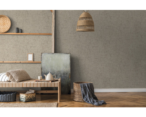 Wohnraum mit gemusterter Tapete, Ablageflächen und Dekorationen für ein gemütliches Ambiente.