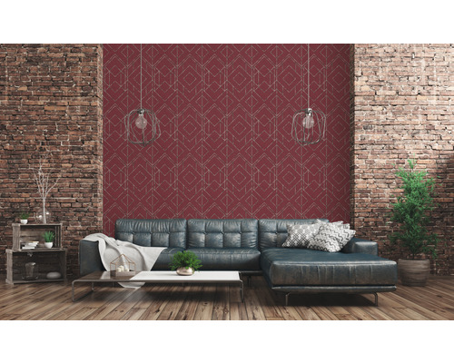 Wohnzimmer mit roter Tapete und geometrischem Muster, kombiniert mit Backsteinwand