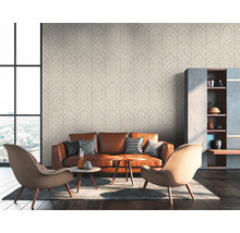 Wohnzimmer mit Sofa, Sesseln, Tisch und geometrischer Tapete
