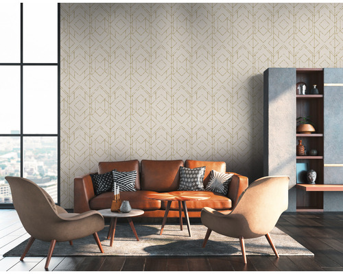 Wohnzimmer mit Sofa, Sesseln, Tisch und geometrischer Tapete