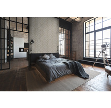Schlafzimmer mit Bett, geometrischer Tapete und großem Fenster