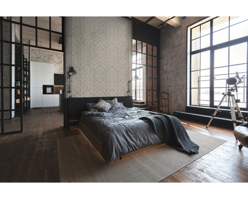 Schlafzimmer mit Bett, geometrischer Tapete und großem Fenster