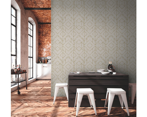 Wohnraum mit gemusterter Tapete, Holzboden, Tisch und Stühlen