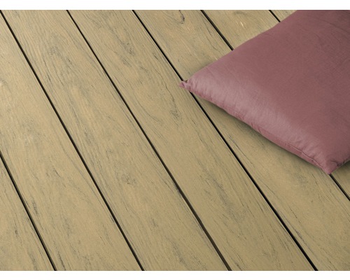 Terrassendielen und Kissen