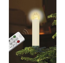 Kabellose LED-Kerze mit Fernbedienung auf einem Tannenzweig