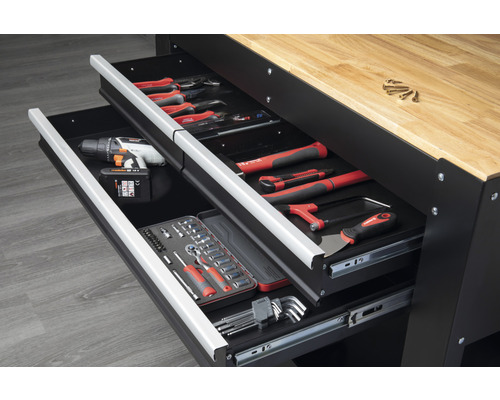 Werkbank mit Werkzeug in Schubladen.