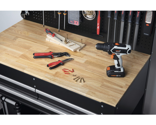 Werkbank mit Werkzeugen wie Schraubendreher, Zangen, Schrauben und Akku-Bohrschrauber.