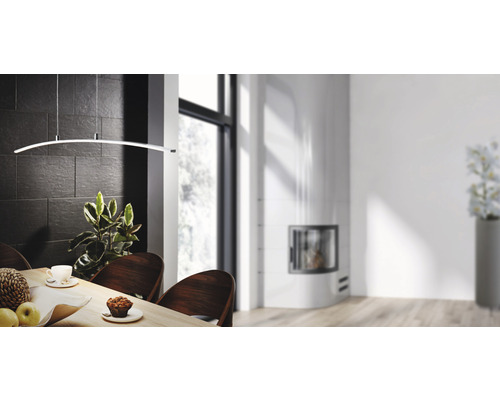 Esszimmer mit Esstisch, Stühlen und Hängelampe