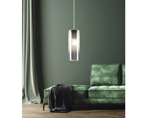 Hängelampe mit zylindrischem Glasschirm in einem Wohnzimmer
