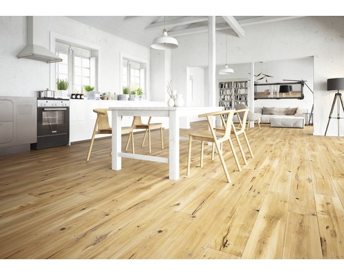 Heller Wohnraum mit Holzboden, Esstisch und Stühlen