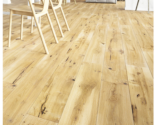 Verlegtes Holzlaminat mit Stühlen in einem hellen Raum