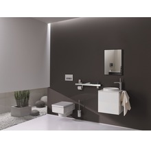 Modernes Badezimmer mit Toilette, Waschbecken, Spiegel und minimalistischem Design