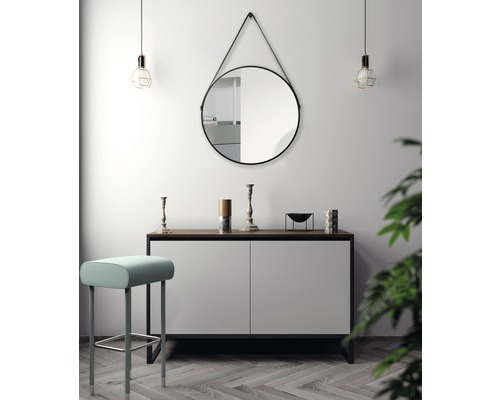 Innenraumansicht mit Anrichte, rundem Spiegel und Barhocker