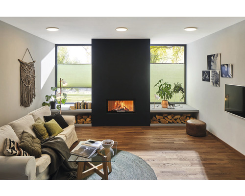 Wohnzimmer mit Kamin, Sofa, Tisch und Dekoration