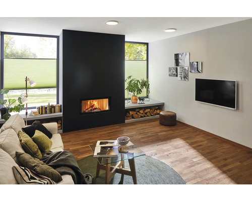 Wohnzimmer mit Kamin, Sofa, Fernseher und Holzboden für ein gemütliches Ambiente