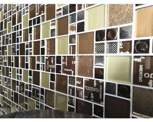Nahaufnahme einer Mosaikwand mit braunen, goldenen und silberfarbenen Glasfliesen