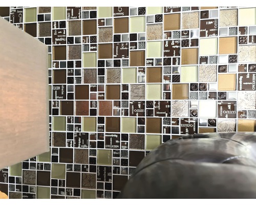 Quadratische Mosaikfliesen in verschiedenen Braun- und Beigetönen an einer Wand